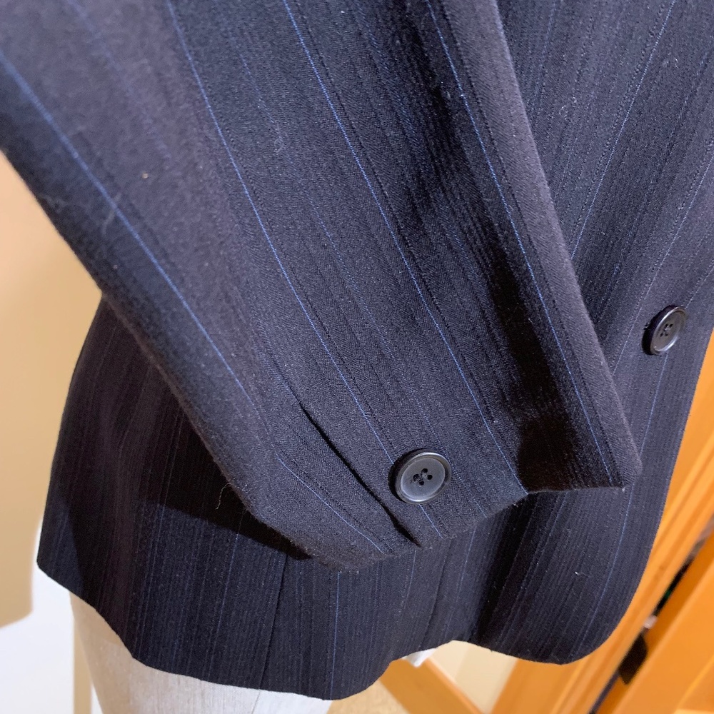 💥EUC💥Beautiful & Classic Navy Blue Pinstripe Blazer AND Trousers - Size 6 - Picture 7 of 16